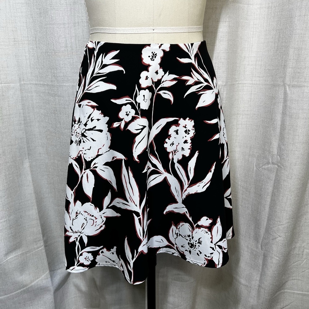 NEW! White House Black Market Black Ecru Pink Floral Size 4 A Line Skirt Lined